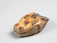 Ame Ker 97  Ame Ker 97, Mexiko, Bundesstaaten Oaxaca und Puebla, Mixteken, Postklassische Periode, Monte Albán V, ca. 1100-1500 n. Chr., Fragment eines Gefäßfußes, Ton, L 5 cm, B 3 cm : Museumsfoto: Claus Cordes, Bestandskatalog Ethnologie